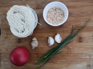 1、冬日暖心菜—西红柿虾皮热汤面,把西红柿，面，虾皮，葱姜蒜，先准备好