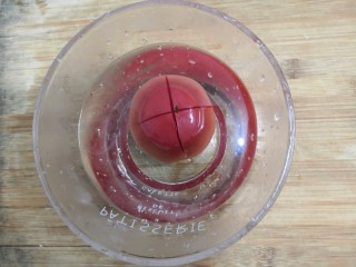 2、冬日暖心菜—西红柿虾皮热汤面,西红柿，表面划十字，在开水中浸泡1分钟，方便去皮