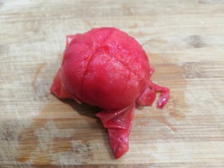 3、冬日暖心菜—西红柿虾皮热汤面,浸泡好的西红柿，把表面的皮，去掉