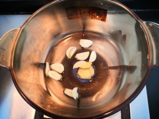 6、冬日暖心菜—西红柿虾皮热汤面,热锅起油，放入蒜片和姜片，翻炒爆香