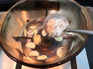 7、冬日暖心菜—西红柿虾皮热汤面,爆香后，放入虾皮