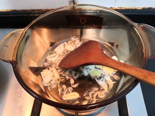 8、冬日暖心菜—西红柿虾皮热汤面,把虾皮，翻炒至微黄