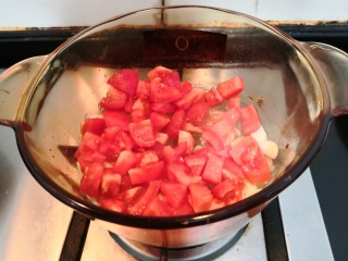 9、冬日暖心菜—西红柿虾皮热汤面,翻炒好虾皮后，倒入西红柿块