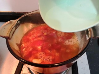 12、冬日暖心菜—西红柿虾皮热汤面,西红柿出汁后，加入水，大火烧开