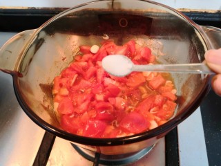 10、冬日暖心菜—西红柿虾皮热汤面,再加入5克盐