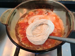 13、冬日暖心菜—西红柿虾皮热汤面,烧开后，把干面放入锅中