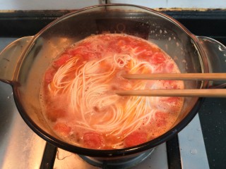 14、冬日暖心菜—西红柿虾皮热汤面,面软化后，用筷子，把面划散