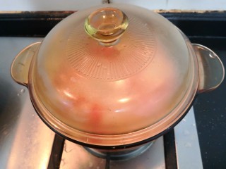 16、冬日暖心菜—西红柿虾皮热汤面,再次搅拌均匀后，大火烧开，烧开后，关小火焖2分钟