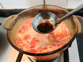 17、冬日暖心菜—西红柿虾皮热汤面,时间到，淋入生抽，调味