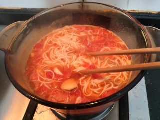 18、冬日暖心菜—西红柿虾皮热汤面,调味后，搅拌一下，关火盛出