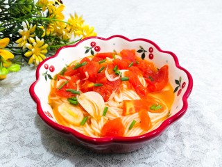 19、冬日暖心菜—西红柿虾皮热汤面,盛入碗中，洒上小葱，即可上桌