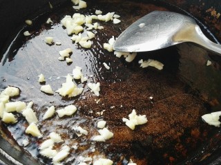 4、麻辣孜然小土豆,放入蒜粒煸炒下。