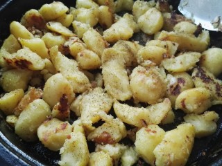 6、麻辣孜然小土豆,翻面煎制。