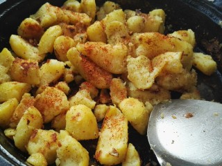 7、麻辣孜然小土豆,放盐、孜然粉、辣椒粉调味。