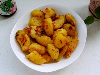 8、麻辣孜然小土豆,出锅装盘即可开吃(撒点葱花碎更好看，我家没有葱了就没有放)。