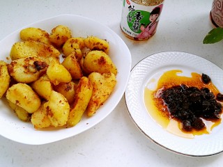 11、麻辣孜然小土豆,小土豆蘸仲景香菇酱味道更好，这一大盘不够儿子一人吃的。