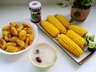 12、麻辣孜然小土豆,麻辣孜然小土豆搭配一锅出的砂锅玉米棒、红枣豌豆大米粥，黄瓜桶、仲景香菇酱，今天的早餐简单又美好！