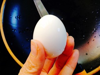 6、啤酒卤蛋,取一把刀将鸡蛋划几道,这样更入味