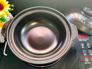 7、啤酒卤蛋,取一口干烧锅