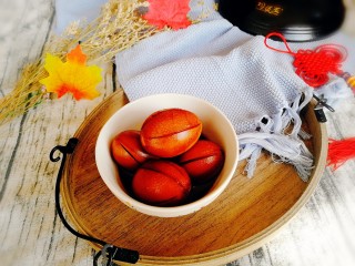 15、啤酒卤蛋,非常快手的一道卤蛋,最重要的是,好吃到爆,利用干烧锅小火慢煮使鸡蛋与啤酒的甜香完美融合,深夜食堂啤酒卤蛋配泡面,????????????????????