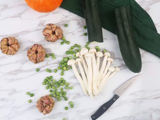 1、花5分钟，做一盘清爽瘦身不单调的炒菜，微笑对抗盛夏……,南瓜洗净，分两半切成半圆（可削皮），白玉菇切滚刀状