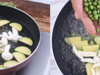 3、花5分钟，做一盘清爽瘦身不单调的炒菜，微笑对抗盛夏……,放入白玉菇、豌豆，稍微焯水