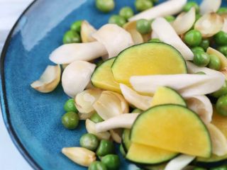 7、花5分钟，做一盘清爽瘦身不单调的炒菜，微笑对抗盛夏……,加入滤干水分的南瓜、豌豆、白玉菇，加一撮盐快炒一分钟即可。不喜欢味精鸡精，重口味的可以下一勺腰果酱增香提味