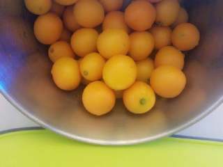 1、蜜渍金桔酱,金桔用盐水泡30-60分钟