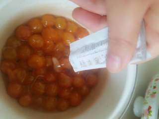 5、蜜渍金桔酱,待金桔酱晾凉后，根据自己口味加入蜂蜜，存入密封罐中放冰箱冷藏