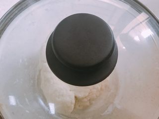 4、家庭自制凉皮,加盖或保鲜膜静置半小时