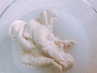 6、家庭自制凉皮,加水，一次不要加很多，因为要加很多次