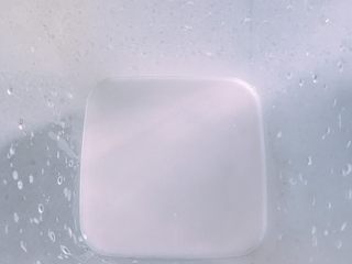 8、家庭自制凉皮,另外准备一个大碗或者像我这种保鲜盒，把洗过的水倒入盒里