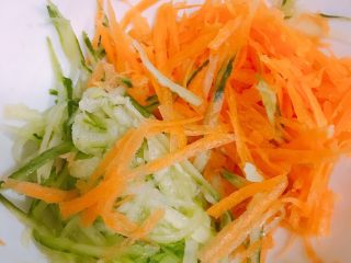 21、家庭自制凉皮,蒸的过程可以准备配菜，青瓜胡萝卜刨丝