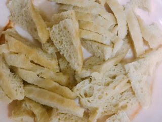 23、家庭自制凉皮,放凉的面筋切片