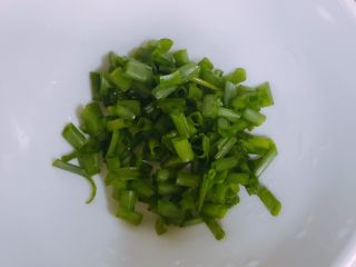 24、家庭自制凉皮,准备葱花