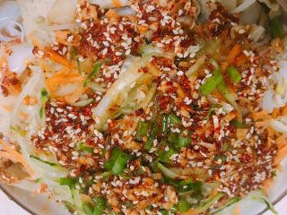 33、家庭自制凉皮,浇上调料