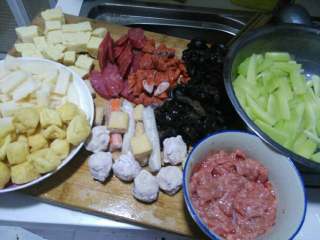 1、家庭版香锅,食材切块备用，牛里脊切片码味用盐，料酒，鸡蛋清和玉米淀粉腌制