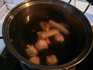 2、家庭版香锅,生的食材抄水