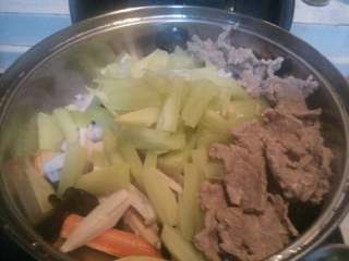 3、家庭版香锅,牛肉抄水后与其他食材一同备用