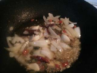 4、家庭版香锅,锅里放底油，用花椒炸香捞出留有油，泡辣椒洋葱干辣椒爆香锅底，放麻辣香锅底料炒出红油，放入食材翻炒