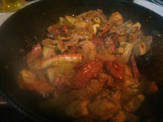 5、家庭版香锅,放入少许酱油，糖，蚝油翻炒