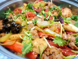 6、家庭版香锅,最后撒上熟白芝麻和香菜即可