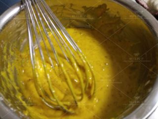 8、红枣戚风蛋糕,.Z字形快速搅拌均匀，包上保鲜膜备用。