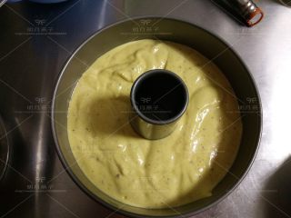 15、红枣戚风蛋糕,倒入模具中