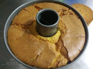 17、红枣戚风蛋糕,出炉后倒扣，彻底晾凉后脱模。