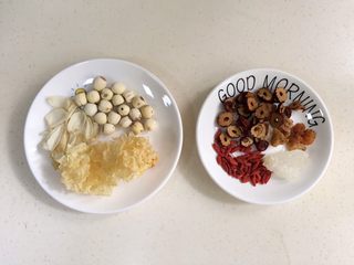 1、银耳莲子百合汤,准备好需要的食材。