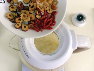 11、银耳莲子百合汤,加入桂圆肉、红枣片以及枸杞。