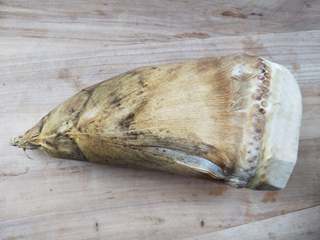 1、春笋炒腊肠,带着泥土气息的春笋一根。