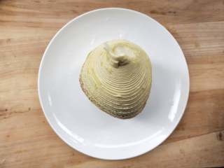 2、春笋炒腊肠,剥去外壳。