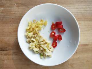 9、春笋炒腊肠,准备姜末，蒜末，小米辣。